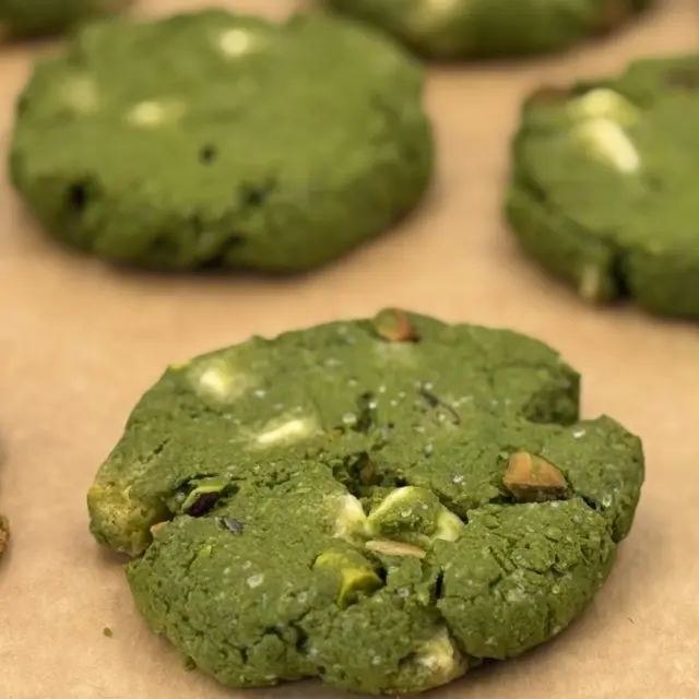 Ciastka z matchą, pistacjami i białą czekoladą 🤤