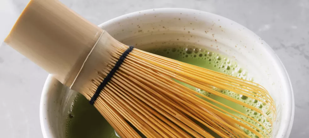 chasen w czarce z matcha