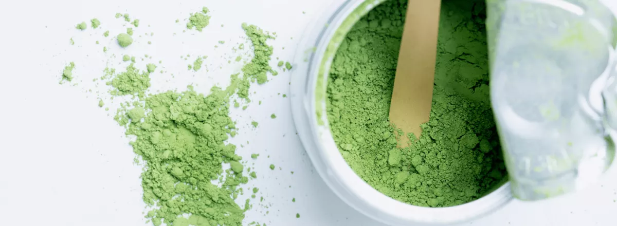 Puszka z herbatą matcha