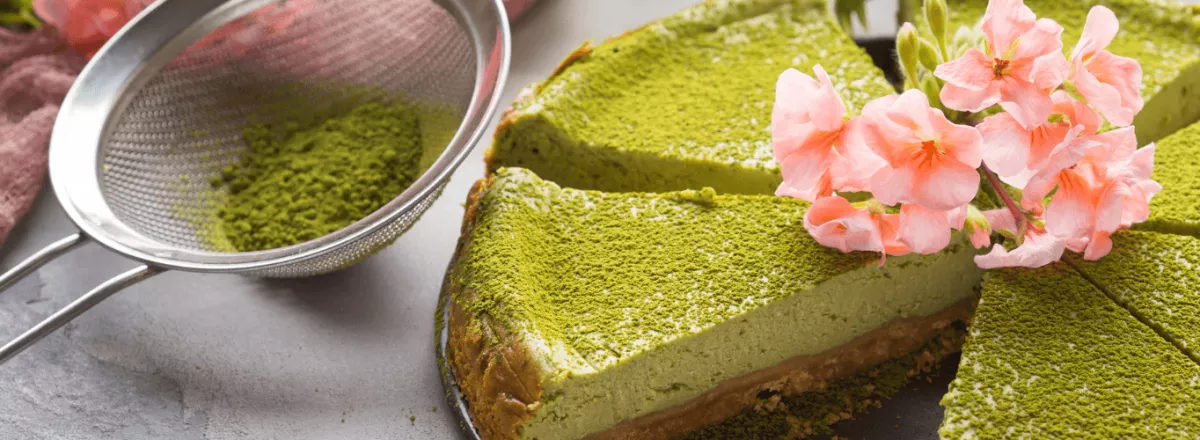 Sernik z matchą i pistacjami
