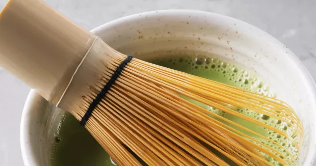 chasen w czarce z matcha