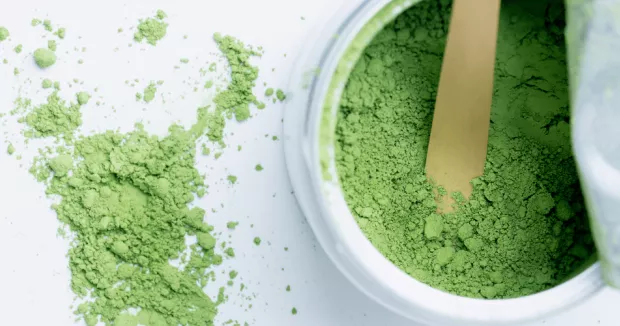Puszka z herbatą matcha