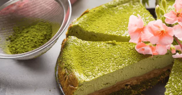 Sernik z matchą i pistacjami